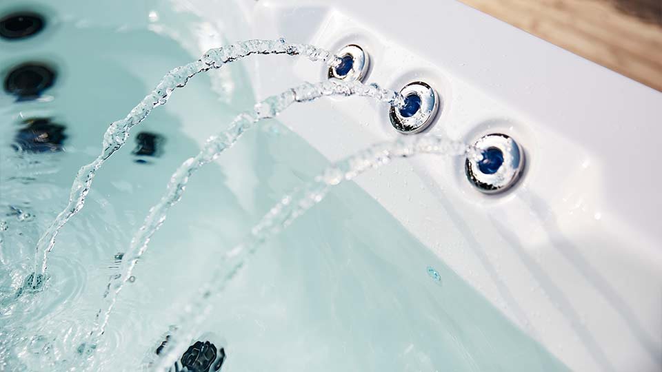 Beleuchtete Fontänen und Wasserfall